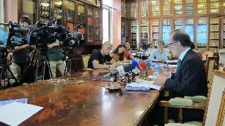 El presidente del TSJ de Madrid, Francisco Javier Vieira, expone a los periodistas los detalles de la Memoria Anual 2014